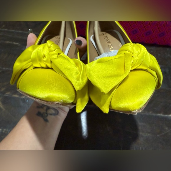 WORN ONCE Tory Burch Satin 110mm Bow Pump Heels in Acidic Yellow Sz 8 Sexy - Picture 10 of 11